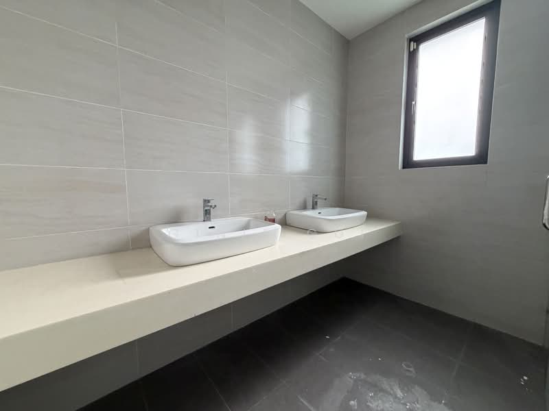 Semi-Detached House for Sale in D'Island (Puchong) - Ginie Gui - Master Bathroom - PropertyGuru.com.my