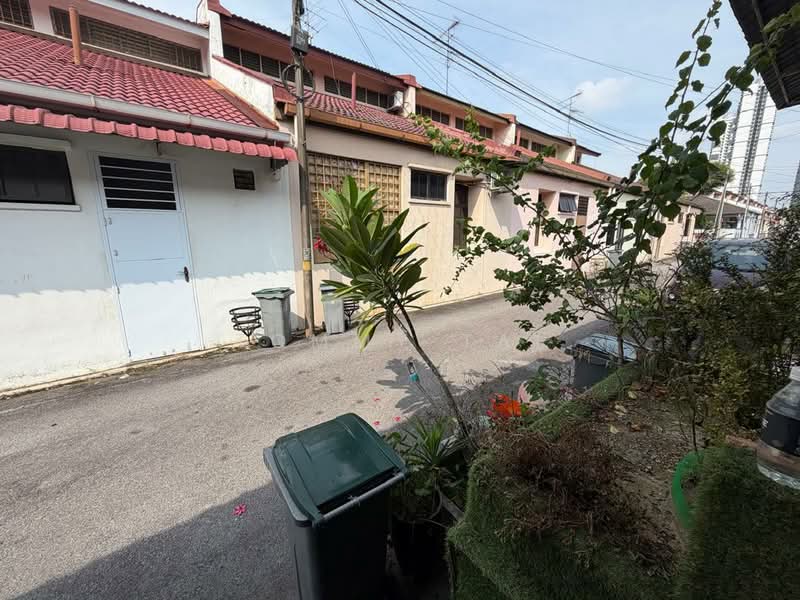 1-storey Terraced House for Sale in Taman Molek (Johor Bahru) - Tommy Tai - Exterior - PropertyGuru.com.my