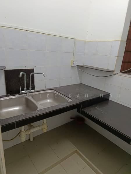 Apartment for Sale at Putra Permai Block B - Don Lee Kah Hou - Kitchen - PropertyGuru.com.my