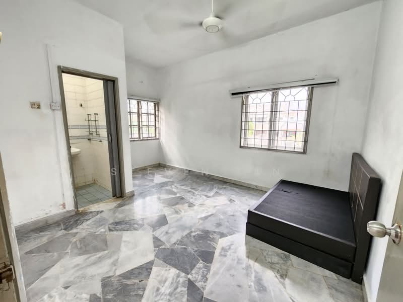 Pangsapuri untuk Disewa di Sri Tanjung - Steven Tan - Master Bedroom View 1 - PropertyGuru.com.my