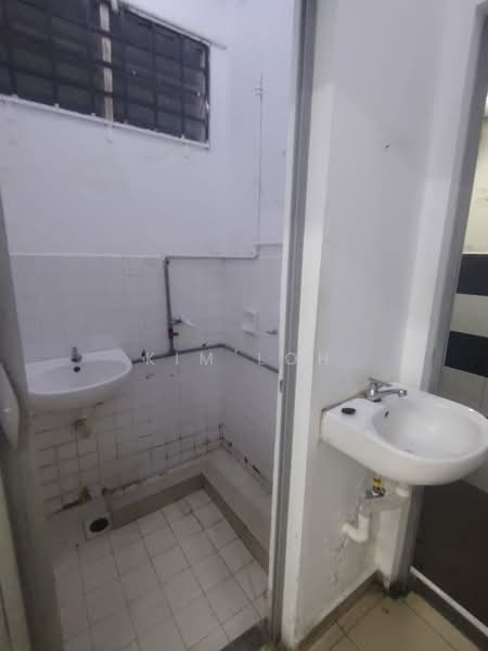 Shop / Office for Rent in Johor Bahru (Johor) - Kim Loh - Bathroom - PropertyGuru.com.my