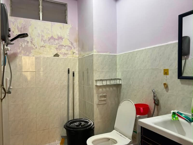 Pangsapuri untuk Disewa di Idaman Senibong - Daniel Tey - Bathroom - PropertyGuru.com.my
