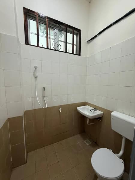 1-storey Terraced House for Sale in Taman Saleng Gaya (Kulai) - Marcus Tey - Bathroom - PropertyGuru.com.my
