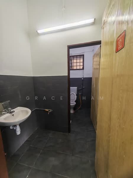 Semi-D Factory for Rent in Balakong (Selangor) - Grace Tham - Bathroom - PropertyGuru.com.my