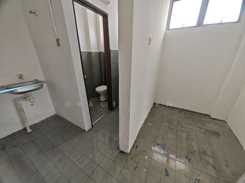 Semi-D Factory for Rent in Balakong (Selangor) - Grace Tham - Bathroom - PropertyGuru.com.my