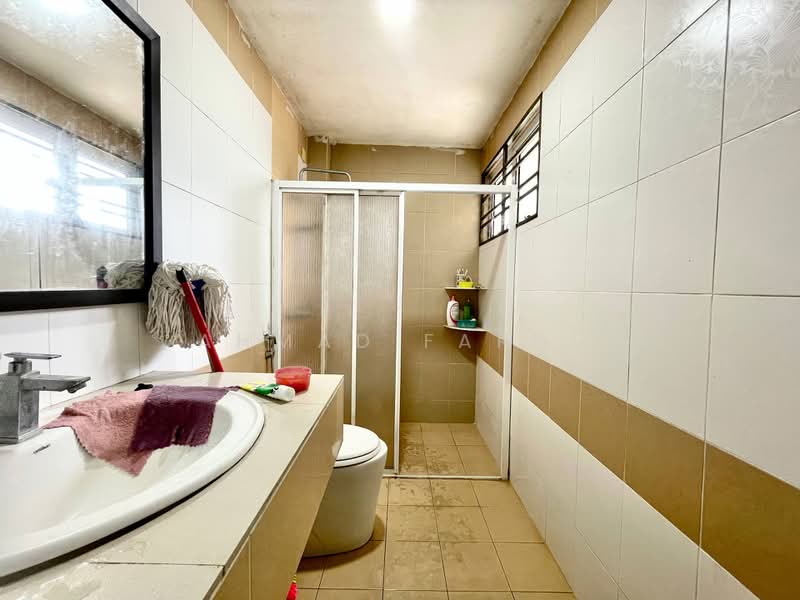Semi-Detached House for Sale in Taman Indah Gemilang 1 (Batu Caves) - Ahmad Farhi - Bathroom - PropertyGuru.com.my