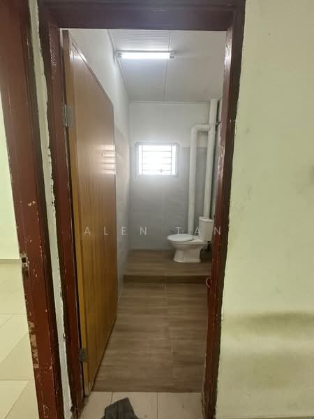Flat for Sale at Flat Bandar Selesa Jaya @ Jalan Silat Gayong - Alen Tan - Bathroom - PropertyGuru.com.my