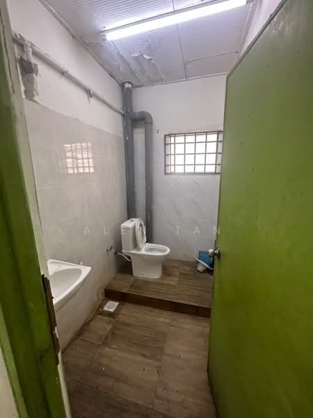 Flat for Sale at Flat Bandar Selesa Jaya @ Jalan Silat Gayong - Alen Tan - Bathroom - PropertyGuru.com.my