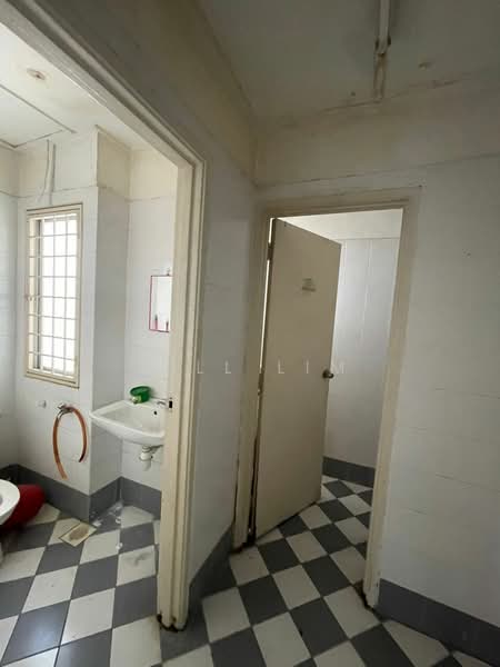 Shop / Office untuk Disewa di Bukit Rahman Putra (Sungai Buloh) - Bill Lim - Bathroom - PropertyGuru.com.my