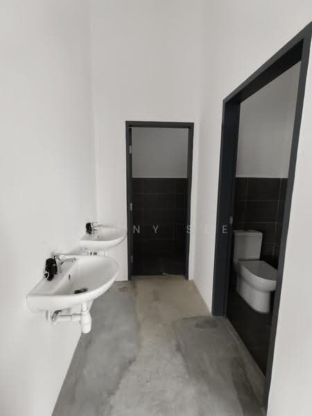Kilang Teres untuk Disewa di Taman Muhibbah (Kulai) - Danny See - Bathroom - PropertyGuru.com.my