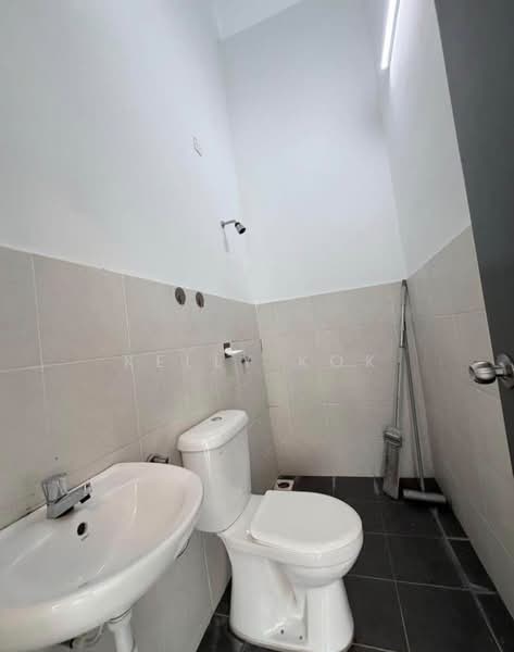 2-storey Terraced House for Sale in Taman Scientex Rawang (Rawang) - Kelly Kok - Bathroom - PropertyGuru.com.my