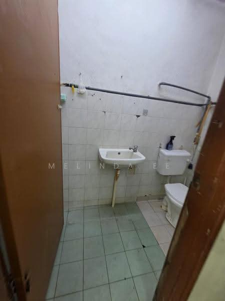 2-storey Terraced House for Sale in Taman Molek (Johor Bahru) - Melinda Ee - Bathroom - PropertyGuru.com.my