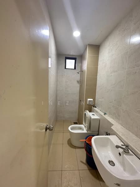 Kediaman Servis untuk Dijual di D'Summit Residences - Inez Ng - Bathroom - PropertyGuru.com.my