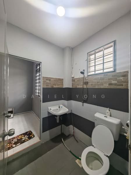 Rumah Teres 2-Tingkat untuk Dijual di Taman Megah Ria (Masai) - Daniel Yong - Bathroom - PropertyGuru.com.my