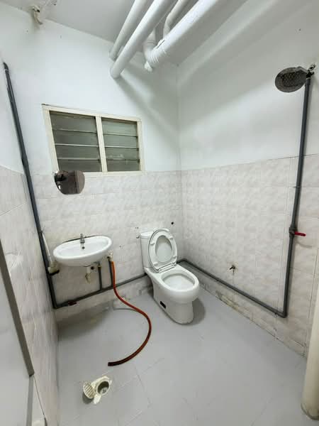 Kondominium untuk Dijual di Pelangi Indah Condominium - Tris Jong - Bathroom - PropertyGuru.com.my