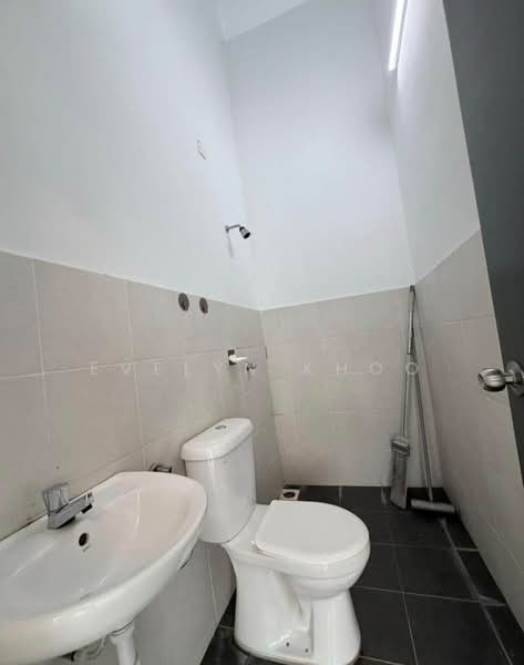 2-storey Terraced House for Sale in Taman Scientex Rawang (Rawang) - Evelyn Khoo - Bathroom - PropertyGuru.com.my