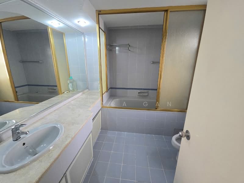 Kondominium untuk Disewa di The Straits View Condominium - Sandra Gan - Bathroom - PropertyGuru.com.my