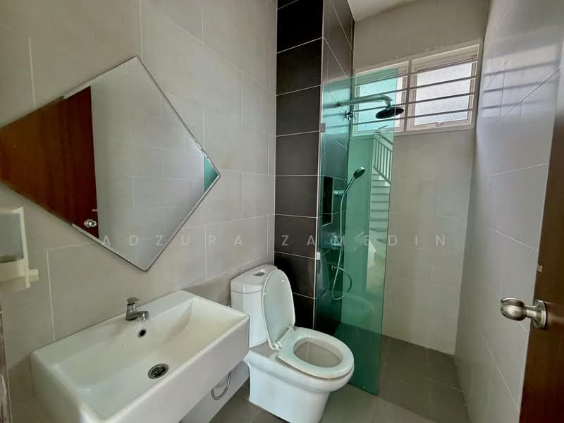 Bungalow House for Sale in Kajang (Selangor) - Adzura Zamedin - Bathroom - PropertyGuru.com.my