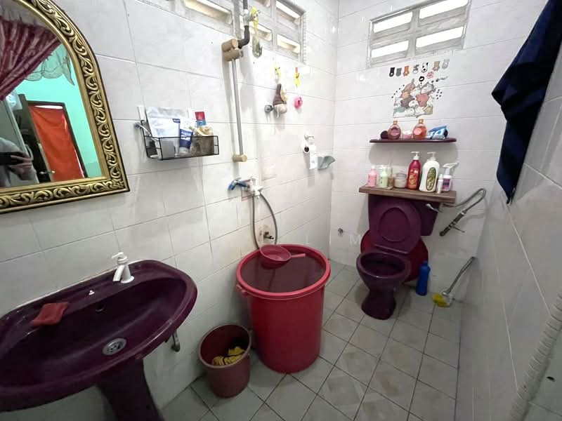Rumah Teres 1-Tingkat untuk Dijual di Taman Rinting (Masai) - Karl Lim - Bathroom - PropertyGuru.com.my