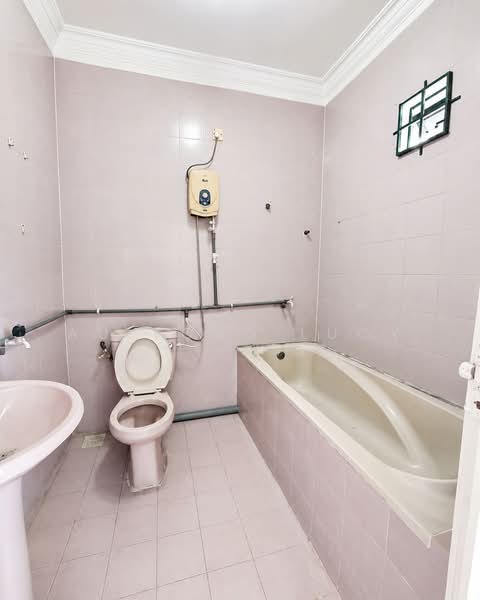 Rumah Teres 2-Tingkat untuk Dijual di Taman Johor Jaya (Johor Bahru) - Au Yong Lucy - Bathroom - PropertyGuru.com.my