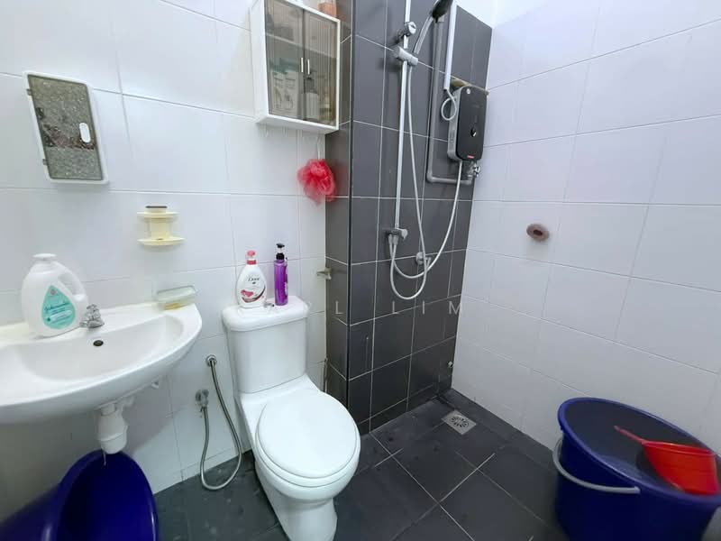 Rumah Teres 1-Tingkat untuk Dijual di Taman Pelangi Indah (Ulu Tiram) - Karl Lim - Bathroom - PropertyGuru.com.my
