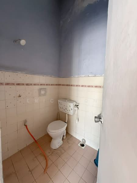 Rumah Teres 1-Tingkat untuk Disewa di Taman Desa Cempaka (Nilai) - Eric Chong - Bathroom - PropertyGuru.com.my
