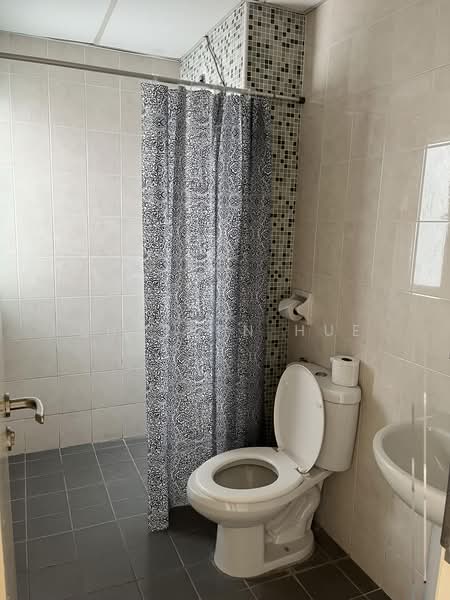 Kediaman Servis untuk Disewa di Metropolitan Square - Sherren Hue - Master Bathroom - PropertyGuru.com.my