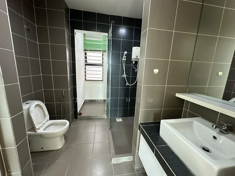 Kediaman Servis untuk Dijual di Hedgeford 10 Residences - Jane Hew - Bathroom - PropertyGuru.com.my