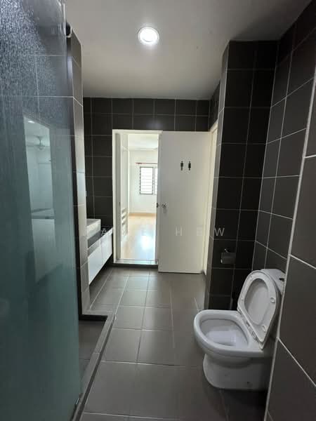 Kediaman Servis untuk Dijual di Hedgeford 10 Residences - Jane Hew - Bathroom - PropertyGuru.com.my