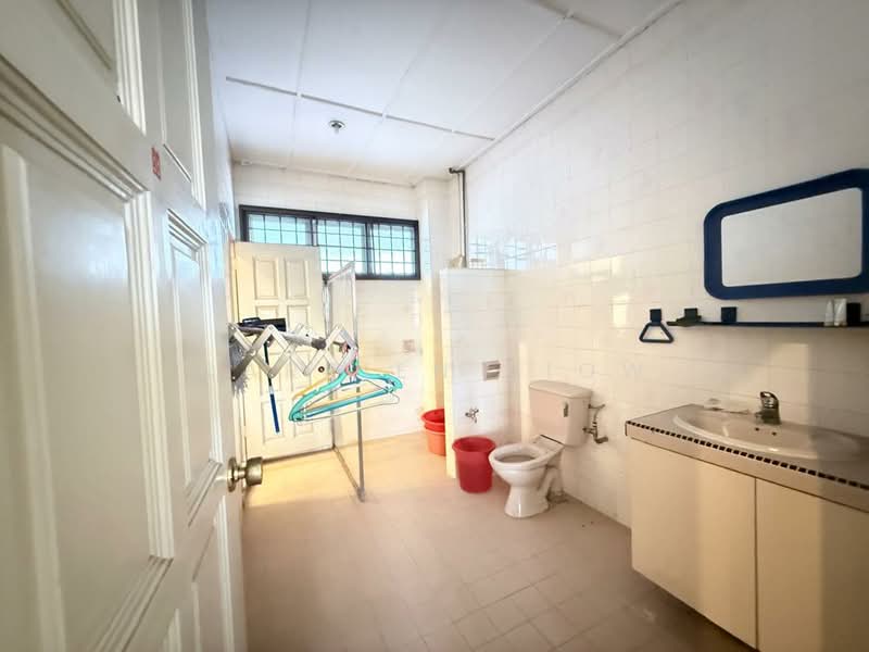 Rumah Berkembar untuk Dijual di Taman Pelangi (Johor Bahru) - Carrien Siow - Bathroom - PropertyGuru.com.my