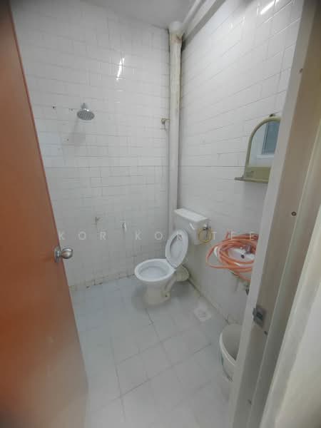 Pangsapuri untuk Dijual di Intan Apartment - Kor Kok Tee - Bathroom - PropertyGuru.com.my