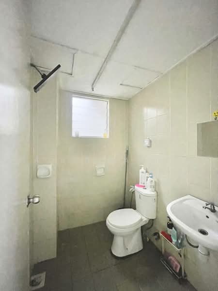Pangsapuri untuk Dijual di Alam Budiman (Sri Budiman) - Nazrin Hakimin - Bathroom - PropertyGuru.com.my