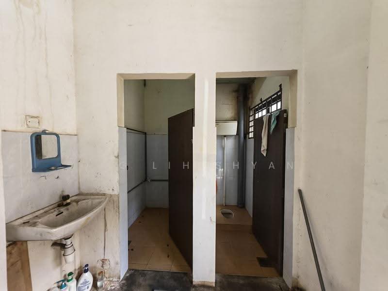Shop / Office for Sale in Kawasan Perindustrian Tampoi (Johor Bahru) - Ong Lih Shyan - Bathroom - PropertyGuru.com.my
