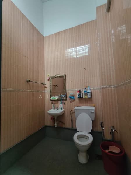 Rumah Teres untuk Disewa di Taman Muhibbah (Seri Kembangan) - Alex Ho - Bathroom - PropertyGuru.com.my
