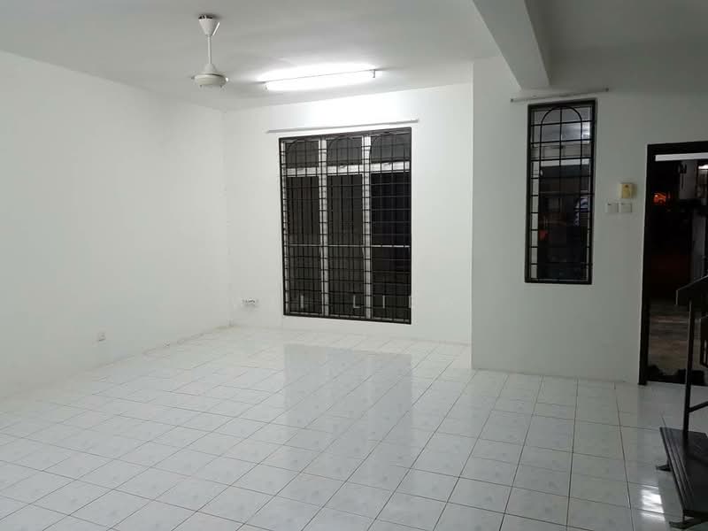 Rumah Teres 2-Tingkat untuk Dijual di Taman Lestari Putra (Seri Kembangan) - Wei Liew - Living Room - PropertyGuru.com.my