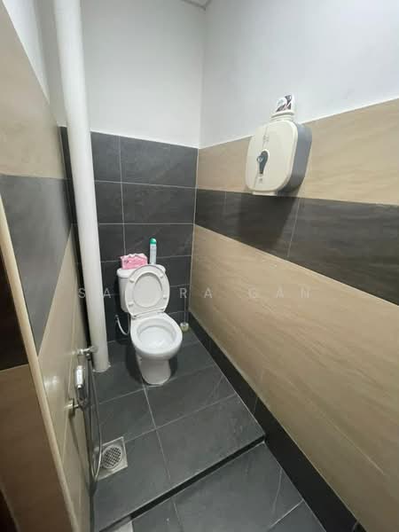 Kedai untuk Disewa di Taman Molek (Johor Bahru) - Sandra Gan - Bathroom - PropertyGuru.com.my
