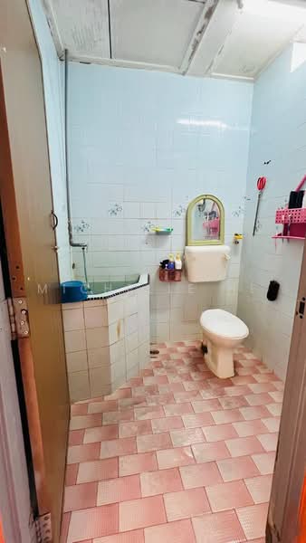 1-storey Terraced House for Sale in Taman Dato Penggawa Barat (Tampoi) - Michelle He - Bathroom - PropertyGuru.com.my