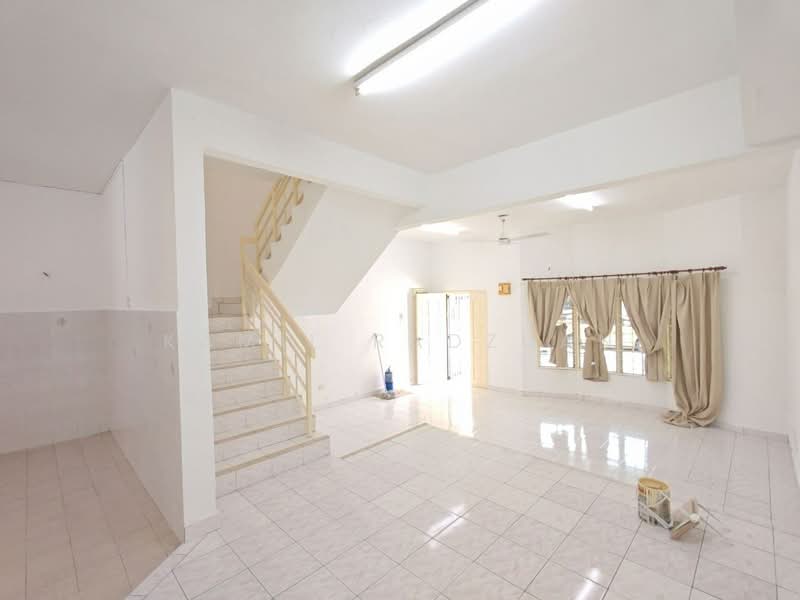 Rumah Teres 2-Tingkat untuk Disewa di Taman Bukit Mewah Fasa 8a (Kajang) - Kamil Radzuan - Living Room - PropertyGuru.com.my