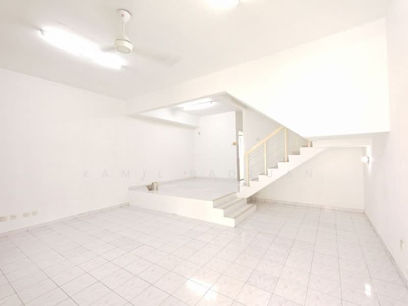 Rumah Teres 2-Tingkat untuk Disewa di Taman Bukit Mewah Fasa 8a (Kajang) - Kamil Radzuan - Living Room - PropertyGuru.com.my