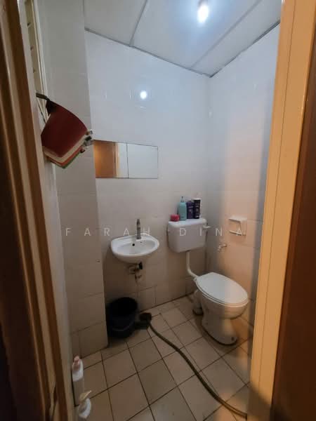 Pangsapuri untuk Dijual di Dataran Otomobil - Farah Dina - Bathroom - PropertyGuru.com.my