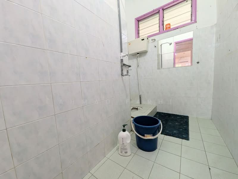 Rumah Teres 2-Tingkat untuk Dijual di Taman Maluri (Cheras) - Ahmad Farhi - Bathroom - PropertyGuru.com.my