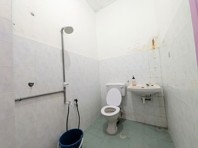 Rumah Teres 2-Tingkat untuk Dijual di Taman Maluri (Cheras) - Ahmad Farhi - Bathroom - PropertyGuru.com.my