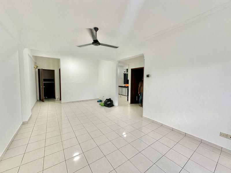 Pangsapuri untuk Dijual di Vistana Mahkota - Azri Zabidin - Living Room - PropertyGuru.com.my