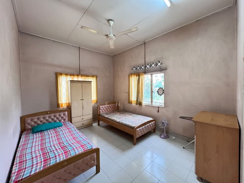 Bungalow House untuk Dijual di Seksyen 12 (Petaling Jaya) - Allen Tan - Bedroom - PropertyGuru.com.my