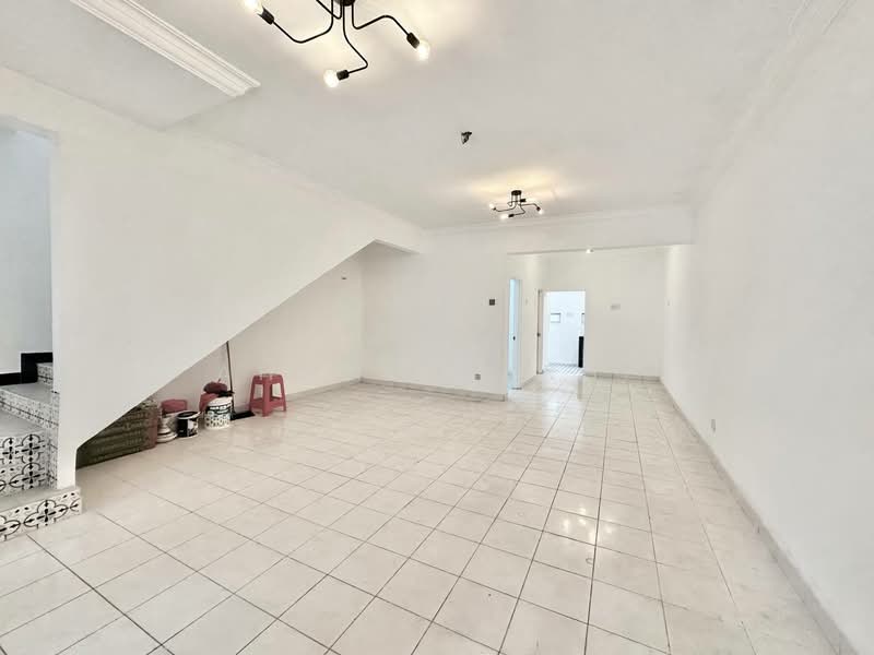 2-storey Terraced House for Sale in Pusat Bandar Putra Permai (Seri Kembangan) - Ahmad Farhi - Living Room - PropertyGuru.com.my