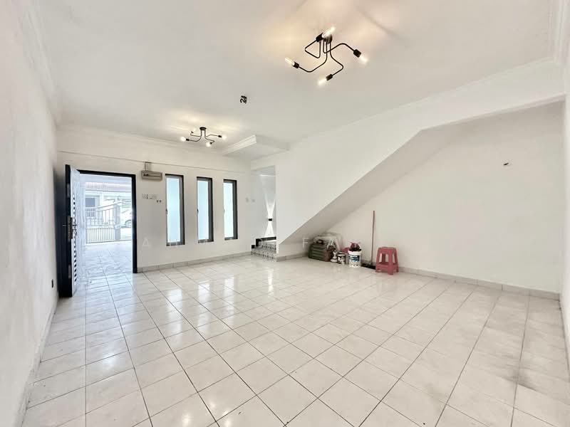 2-storey Terraced House for Sale in Pusat Bandar Putra Permai (Seri Kembangan) - Ahmad Farhi - Living Room - PropertyGuru.com.my