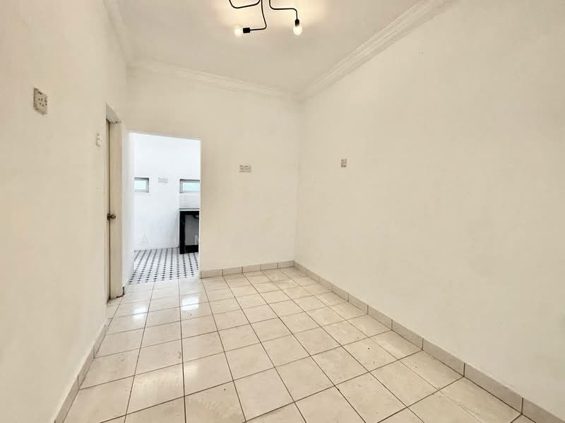 2-storey Terraced House for Sale in Pusat Bandar Putra Permai (Seri Kembangan) - Ahmad Farhi - Interior - PropertyGuru.com.my