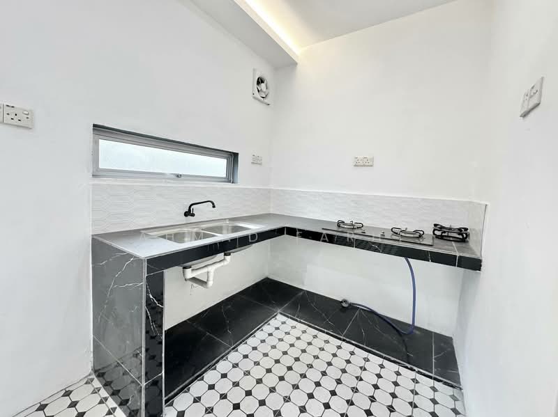 2-storey Terraced House for Sale in Pusat Bandar Putra Permai (Seri Kembangan) - Ahmad Farhi - Kitchen - PropertyGuru.com.my
