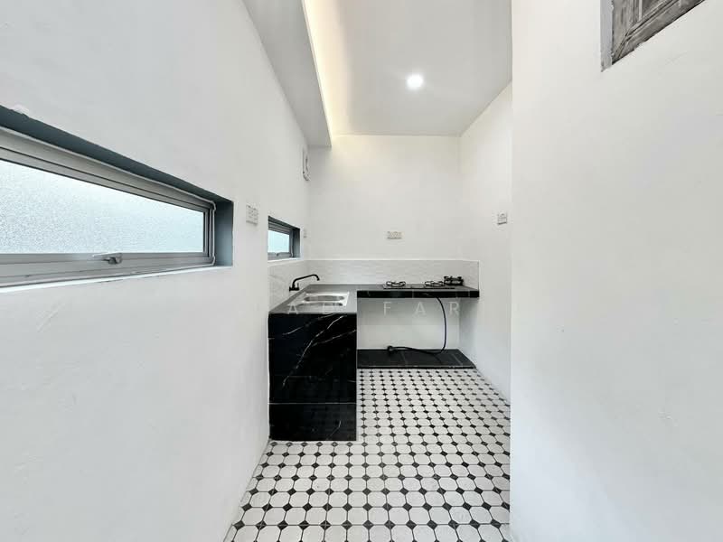 2-storey Terraced House for Sale in Pusat Bandar Putra Permai (Seri Kembangan) - Ahmad Farhi - Kitchen - PropertyGuru.com.my