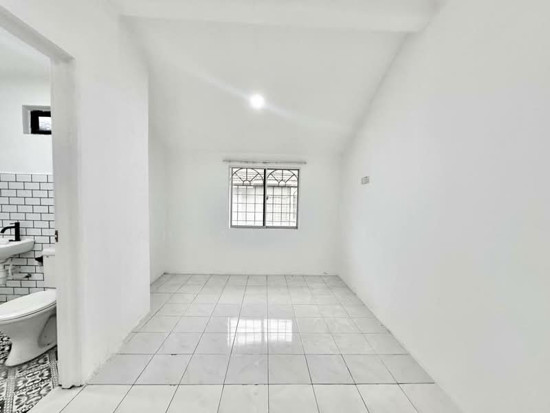 2-storey Terraced House for Sale in Pusat Bandar Putra Permai (Seri Kembangan) - Ahmad Farhi - PropertyGuru.com.my